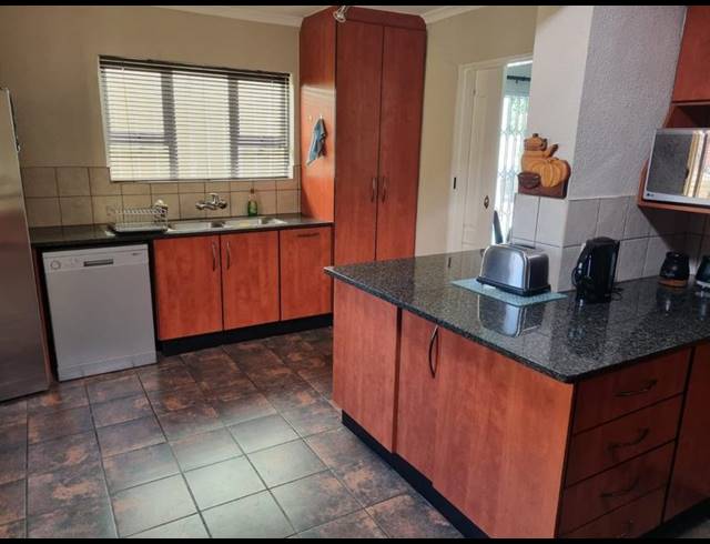 3 BEDROOM PROPERTY TO RENT IN VAN RIEBEECK PARK